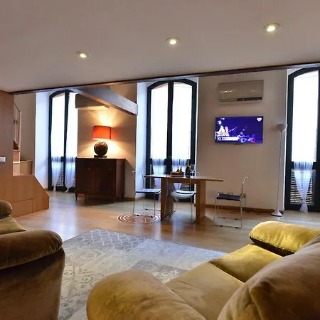 Izzhome Full Center Grand Apartment