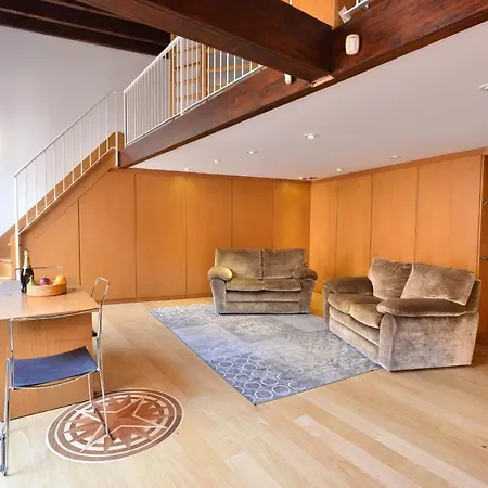 Izzhome Full Center Grand Apartment