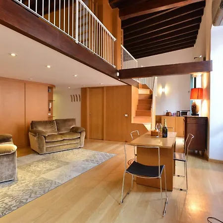 Izzhome Full Center Grand Apartment