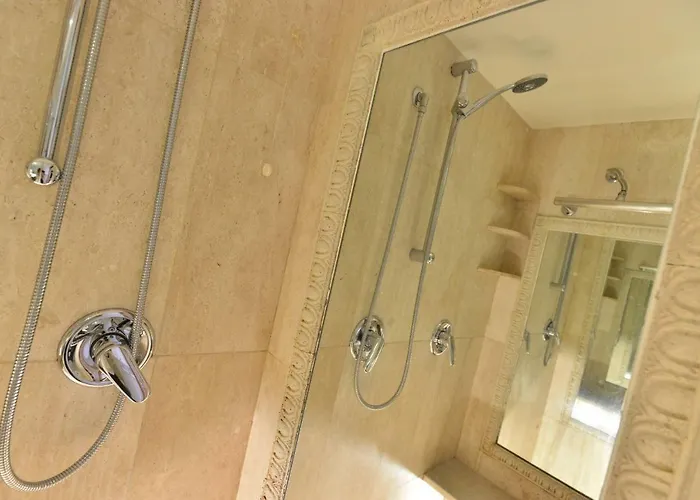 Izzhome Full Center Grand Apartment *